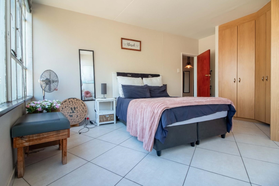 2 Bedroom Property for Sale in Vredehoek Western Cape